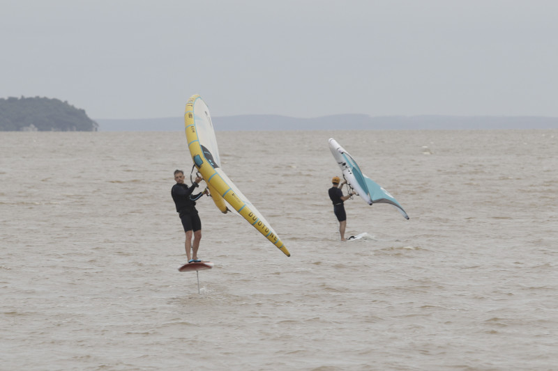 Para o wing foil, o Lago Guaíba é ideal devido à constância do vento