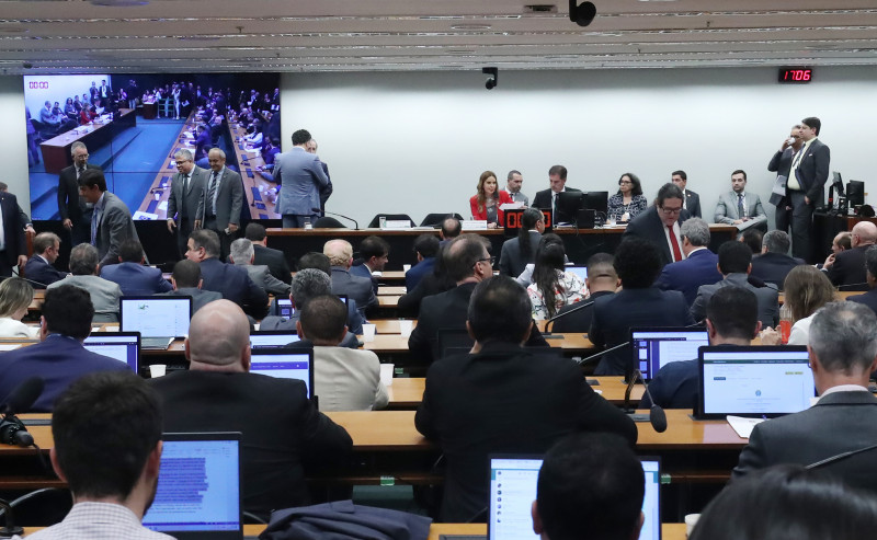 Comissão aprova texto-base do Orçamento de 2024 com corte de R$ 7 bilhões no PAC