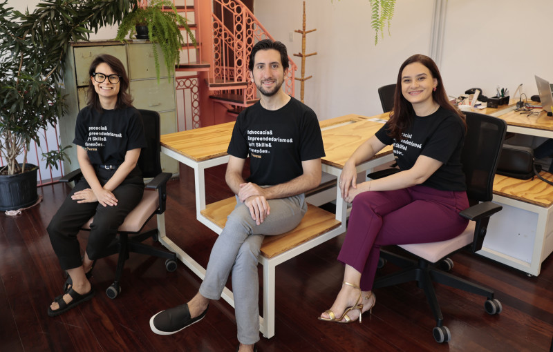 Juliana Ribas, Luiz Carlos Gomes e Thaís Barcelos são sócios da Casa Norma, operação criada em 2019 Foto: TÂNIA MEINERZ/JC