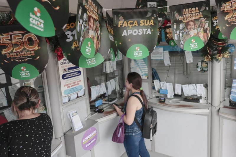 A enfermeira Maíra da Silva Galvão (d) apostou na Mega Sena da Virada na lotérica Bom Fim