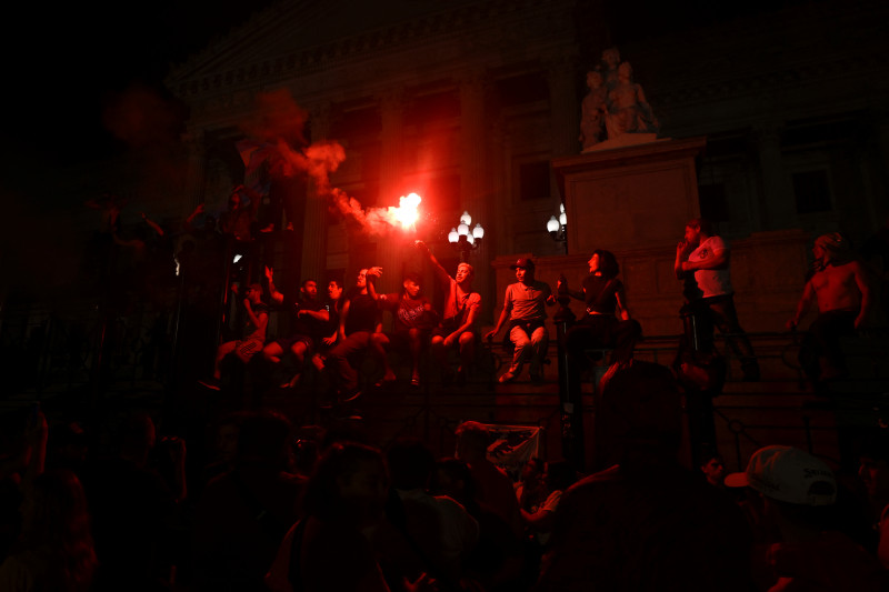 Essa foi a segunda noite seguida de protestos, mesmo com a proibição de fechar ruas