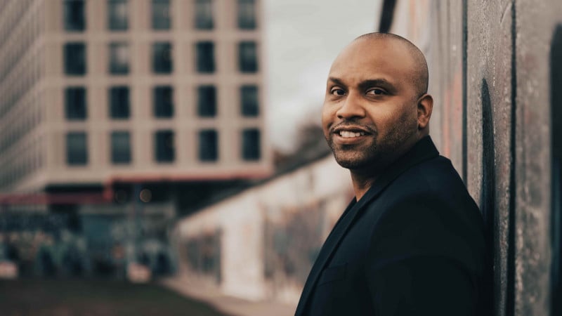 Nascido em Canoas e morando fora do País há quase duas décadas, Adriano Trindade já lançou oito discos e tem planos de escrever um livro sobre sua trajetória