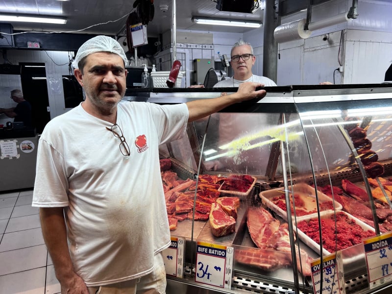 {'nm_midia_inter_thumb1':'https://www.jornaldocomercio.com/_midias/jpg/2023/12/22/206x137/1_minuto_varejo_mercado_acougue_jorge_dos_santos_raul_geisler_medeiros_jornal_do_comercio-10425460.jpg', 'id_midia_tipo':'2', 'id_tetag_galer':'', 'id_midia':'6585d7b13d04f', 'cd_midia':10425460, 'ds_midia_link': 'https://www.jornaldocomercio.com/_midias/jpg/2023/12/22/minuto_varejo_mercado_acougue_jorge_dos_santos_raul_geisler_medeiros_jornal_do_comercio-10425460.jpg', 'ds_midia': 'Ao lado do colega Medeiros, Santos, 40 anos no local, lembrou abertura nos anos de 1990', 'ds_midia_credi': 'PATRÍCIA COMUNELLO/ESPECIAL/JC', 'ds_midia_titlo': 'Ao lado do colega Medeiros, Santos, 40 anos no local, lembrou abertura nos anos de 1990', 'cd_tetag': '1', 'cd_midia_w': '800', 'cd_midia_h': '600', 'align': 'Left'}