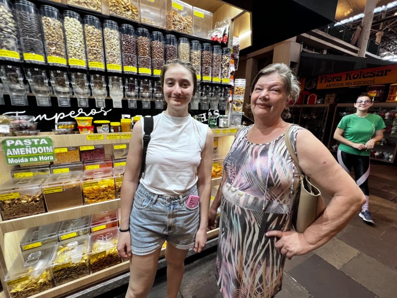 {'nm_midia_inter_thumb1':'https://www.jornaldocomercio.com/_midias/jpg/2023/12/22/206x137/1_minuto_varejo_mercado_publico_emanuelle_cecchin_olga_jacks_santa_maria_jornal_do_comercio-10425468.jpg', 'id_midia_tipo':'2', 'id_tetag_galer':'', 'id_midia':'6585d7e66011c', 'cd_midia':10425468, 'ds_midia_link': 'https://www.jornaldocomercio.com/_midias/jpg/2023/12/22/minuto_varejo_mercado_publico_emanuelle_cecchin_olga_jacks_santa_maria_jornal_do_comercio-10425468.jpg', 'ds_midia': 'A estilista Emanuelle e a mãe Olga vieram de Santa Maria e foram ás compras no Mercado', 'ds_midia_credi': 'PATRÍCIA COMUNELLO/ESPECIAL/JC', 'ds_midia_titlo': 'A estilista Emanuelle e a mãe Olga vieram de Santa Maria e foram ás compras no Mercado', 'cd_tetag': '1', 'cd_midia_w': '800', 'cd_midia_h': '600', 'align': 'Left'}