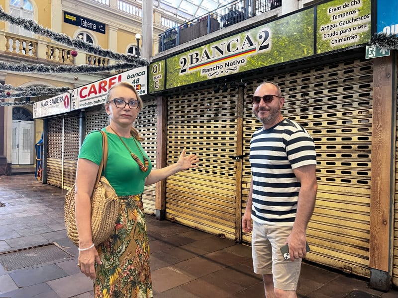 {'nm_midia_inter_thumb1':'https://www.jornaldocomercio.com/_midias/jpg/2023/12/22/206x137/1_minuto_varejo_mercado_publico_frequentadores_luciane_scherer_eduardo_de_deus_jornal_do_comercio-10425426.jpg', 'id_midia_tipo':'2', 'id_tetag_galer':'', 'id_midia':'6585d66515a1d', 'cd_midia':10425426, 'ds_midia_link': 'https://www.jornaldocomercio.com/_midias/jpg/2023/12/22/minuto_varejo_mercado_publico_frequentadores_luciane_scherer_eduardo_de_deus_jornal_do_comercio-10425426.jpg', 'ds_midia': 'Casal de São Leopoldo queria comprar um presente, mas encontrou a banca fechada', 'ds_midia_credi': 'PATRÍCIA COMUNELLO/ESPECIAL/JC', 'ds_midia_titlo': 'Casal de São Leopoldo queria comprar um presente, mas encontrou a banca fechada', 'cd_tetag': '1', 'cd_midia_w': '800', 'cd_midia_h': '600', 'align': 'Left'}