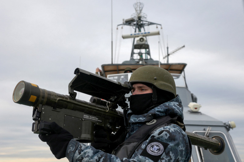  A Ukrainian serviceman holds a MANPADS (Man-Portable Air-Defence Systems) 