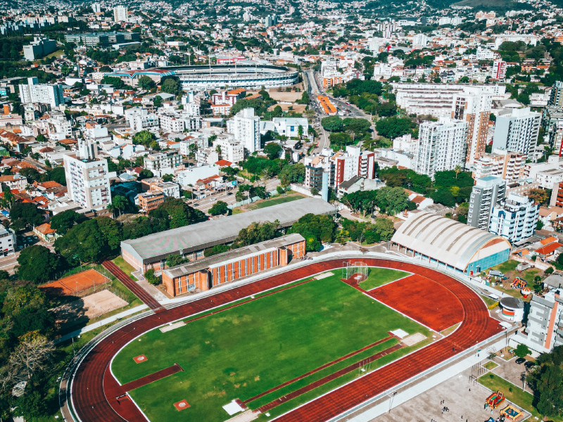 Local oferece pista de atletismo, academia ao ar livre, ginásios poliesportivos e de luta, espaço para esgrima, quadras de futebol, vôlei e tênis.