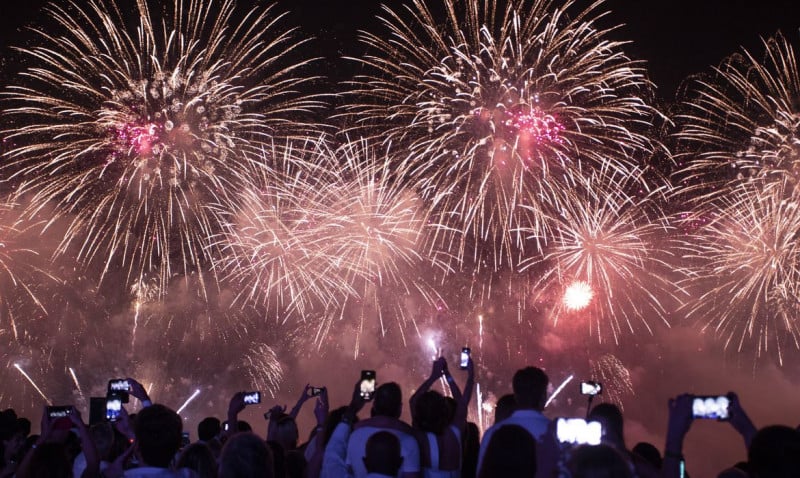Os fogos de artifício oferecem perigo potencial se não forem manuseados com a devida atenção
