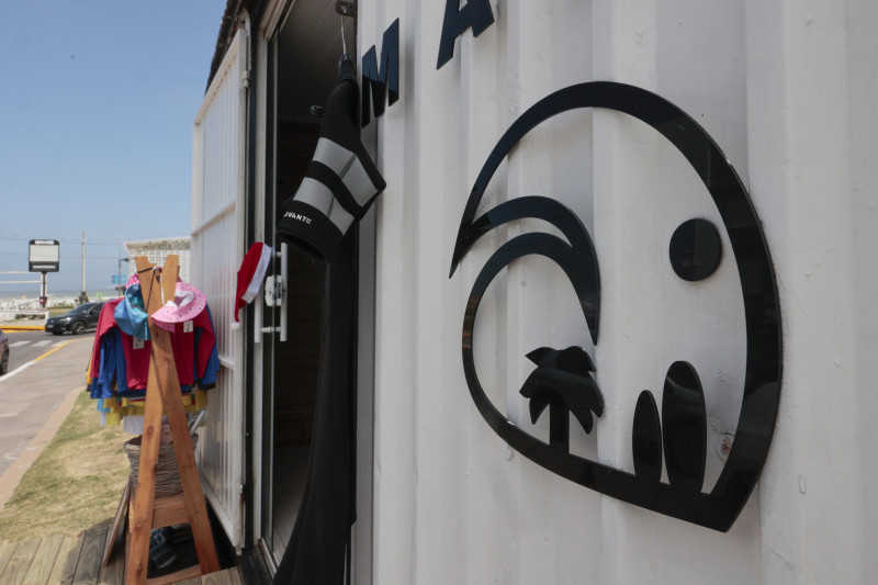 A loja de surf fica em um contêiner ao lado da Saba, em Atlântida Foto: TÂNIA MEINERZ/JC