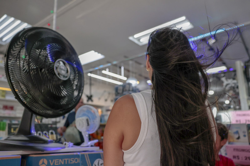 Consumidores buscam opções para economizar na conta de luz no verão