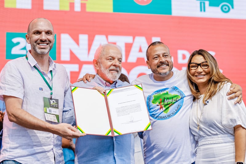 Ata de defesa do mestrado de Alex Cardoso foi assinada e entregue pelo presidente Lula, em 2023