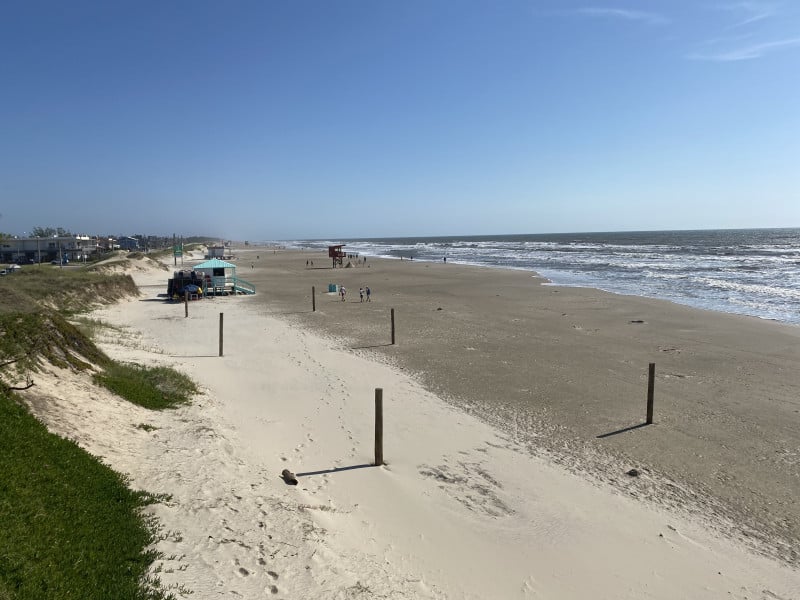 Apesar do vento, o mar está limpo nas praias gaúchas 
