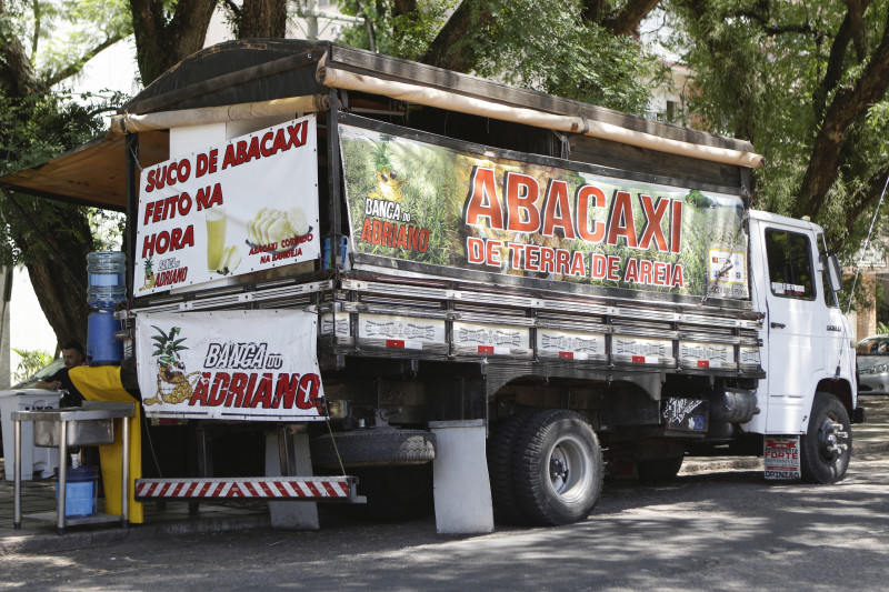 Caminhões trazem o abacaxi de Terra de Areia para ser comercializado em Porto Alegre