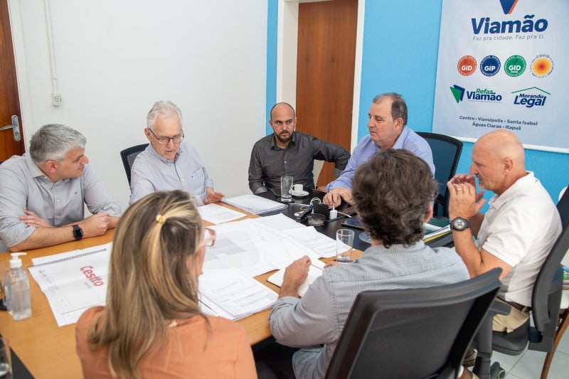 Diretor do Zaffari detalhou o projeto do Cestto de Viamão em reunião com o prefeito (centro)