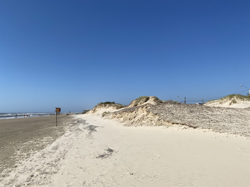 Os mais antigos lembram do tempo em que o acúmulo de areia gerava morros na praia