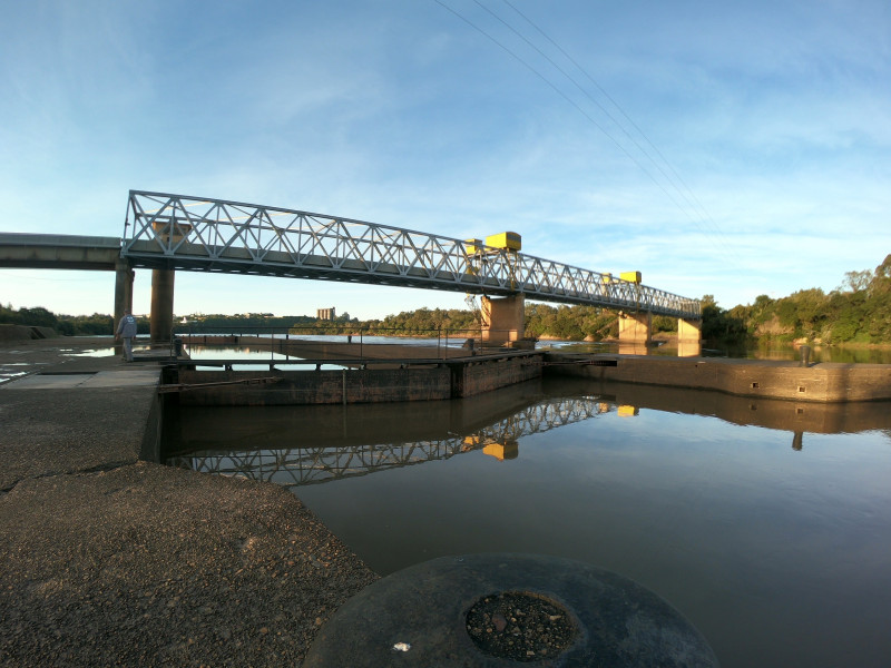 Enchente de 2024 prejudicou a navegabilidade, acumulando materiais nas eclusas instaladas no Rio Jacuí
