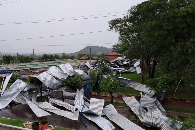 Em Ubiretama, a cobertura de uma quadra esportiva caiu devido aos fortes ventos