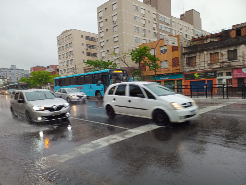 Em Porto Alegre, há pontos com alagamentos e semáforos fora de operação