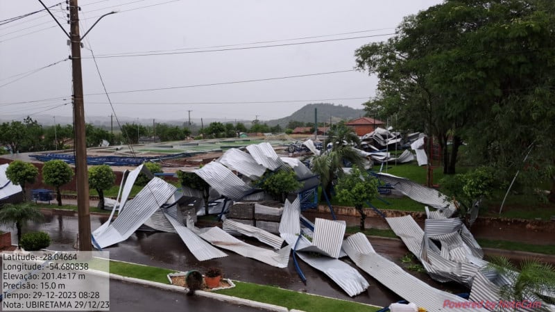 Estrutura da quadra esportiva da cidade ficou totalmente destruída pelo temporal