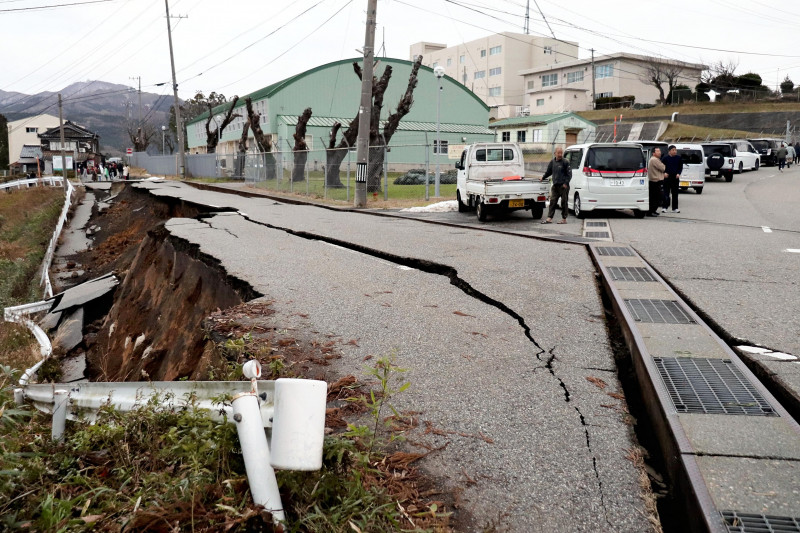 Na cidade de Wajima, os terremotos causaram grandes rachaduras nas ruas