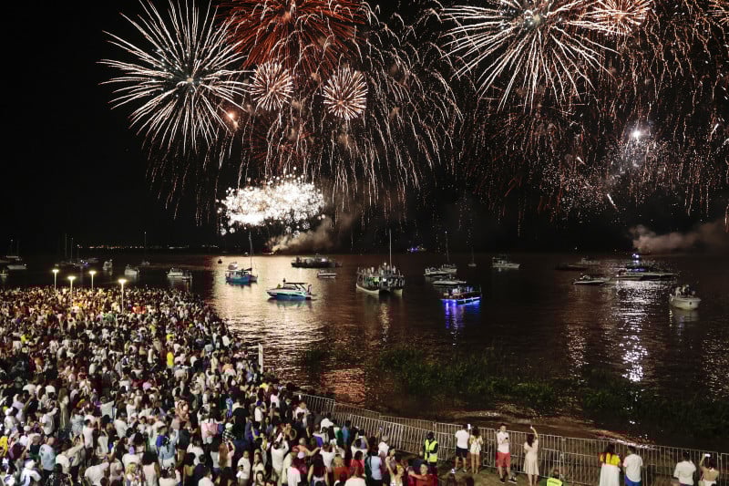 De duas balsas colocadas dentro do Guaíba foram lançados fogos de artifício durante oito minutos