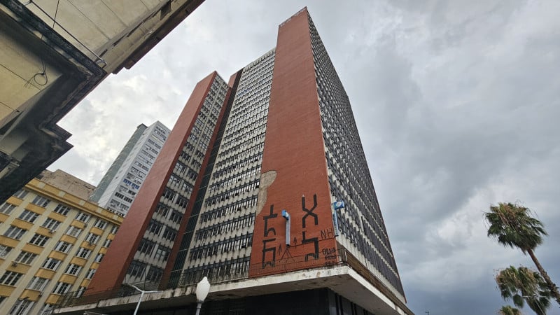 Sem uso desde antes da pandemia, pr&eacute;dio do INSS no Centro de Porto Alegre poder&aacute; ser transformado em residencial
