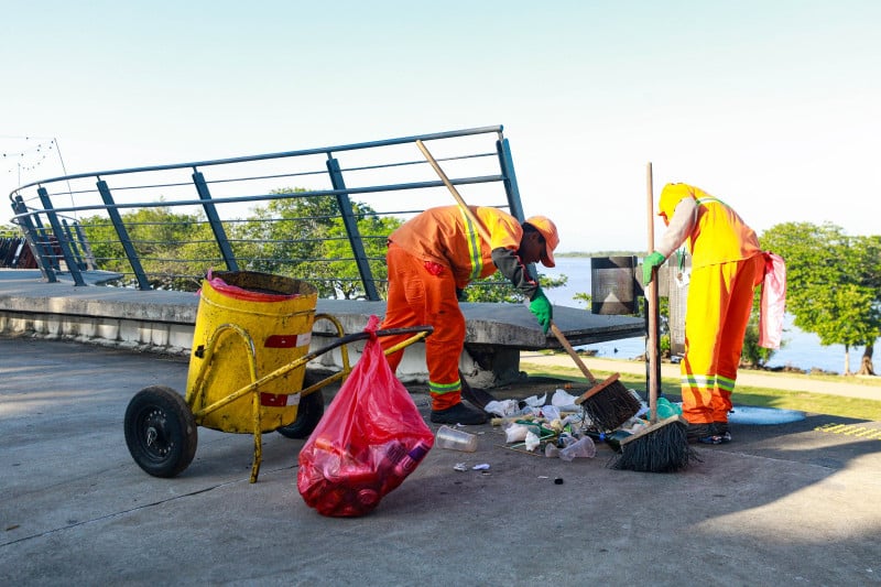 Equipes do DMLU realizaram a limpeza da Orla do Guaíba, em Porto Alegre, após a festa do Réveillon 2024