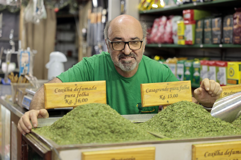 Gilmar  Giovanaz explica que as ervas padrão argentino e uruguaio têm o paladar bem diferente do gaúcho | TÂNIA MEINERZ/JC