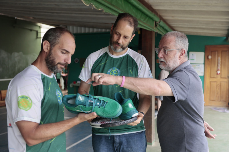 Membros do projeto social WimBelemDon analisam tênis de Djokovic