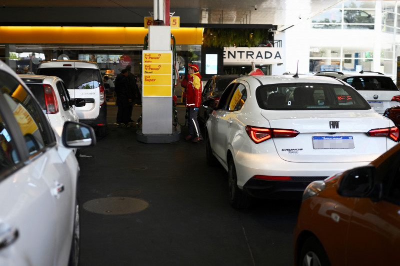 Horas antes da finalização dos aumentos, filas de carros se formassem nos postos de gasolina de Buenos Aires