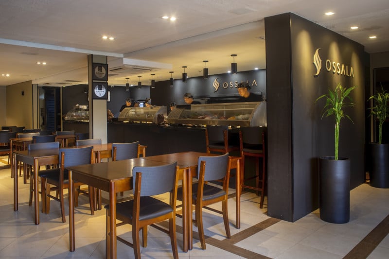 {'nm_midia_inter_thumb1':'https://www.jornaldocomercio.com/_midias/jpg/2024/01/03/206x137/1_minuto_varejo_gastronomia_sushi_ossala_jornal_do_comercio-10433054.jpg', 'id_midia_tipo':'2', 'id_tetag_galer':'', 'id_midia':'659582c7cd52e', 'cd_midia':10433054, 'ds_midia_link': 'https://www.jornaldocomercio.com/_midias/jpg/2024/01/03/minuto_varejo_gastronomia_sushi_ossala_jornal_do_comercio-10433054.jpg', 'ds_midia': 'Minuto Varejo - restaurante - gastronomia japonesa - sushi - ex-Sushy by Cleber - agora Ossala - fam&iacute;lia Salatino - Porto Alegre', 'ds_midia_credi': 'STUDIO CONTRACAPA/DIVULGA&Ccedil;&Atilde;O/JC', 'ds_midia_titlo': 'Minuto Varejo - restaurante - gastronomia japonesa - sushi - ex-Sushy by Cleber - agora Ossala - fam&iacute;lia Salatino - Porto Alegre', 'cd_tetag': '1', 'cd_midia_w': '800', 'cd_midia_h': '533', 'align': 'Left'}