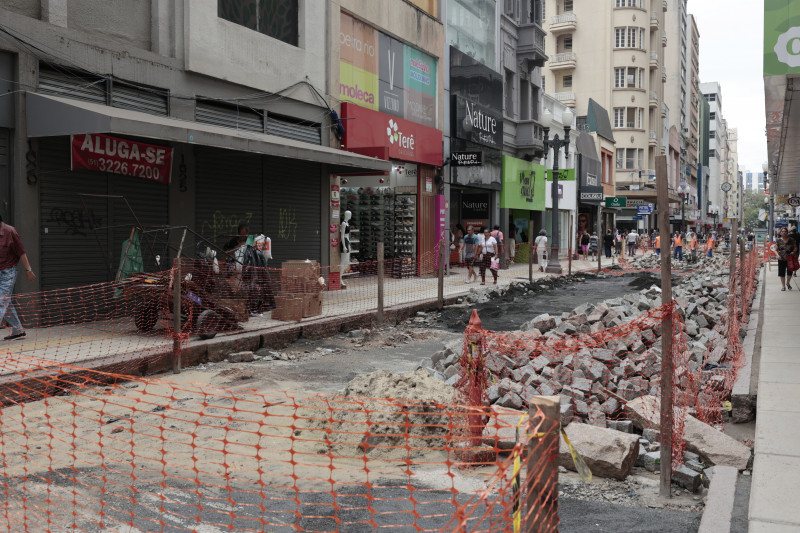 Obras de revitalização na Rua dos Andradas são retomadas no centro de Porto Alegre