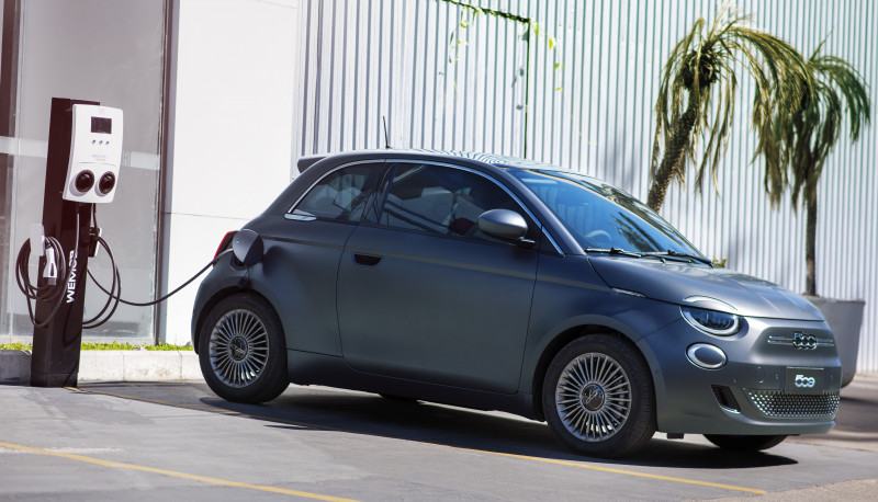 Veículo vem com um cabo padrão para carregamento doméstico em tomada de três pinos