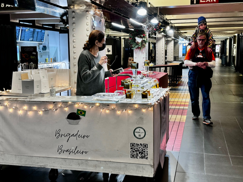 Ponto de venda de docinho fica em galeria que dá acesso a uma estação do metrô