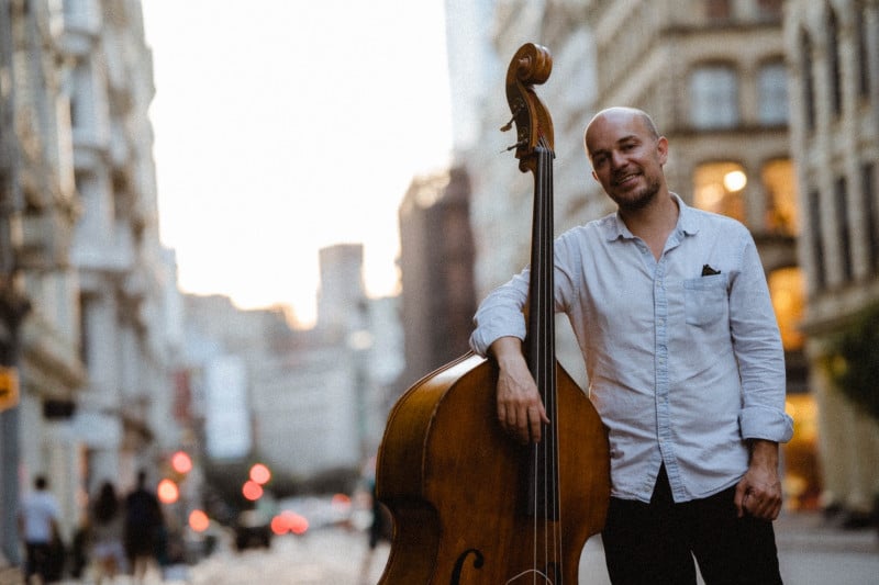 Contrabaixista gaúcho Gili Lopes, radicado em Nova York, lança o álbum de jazz contemporâneo Algures, com seis faixas autorais e duas releituras