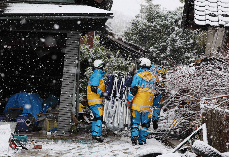 Equipes seguem trabalhando em meio &agrave; neve para ajudar os afetados
