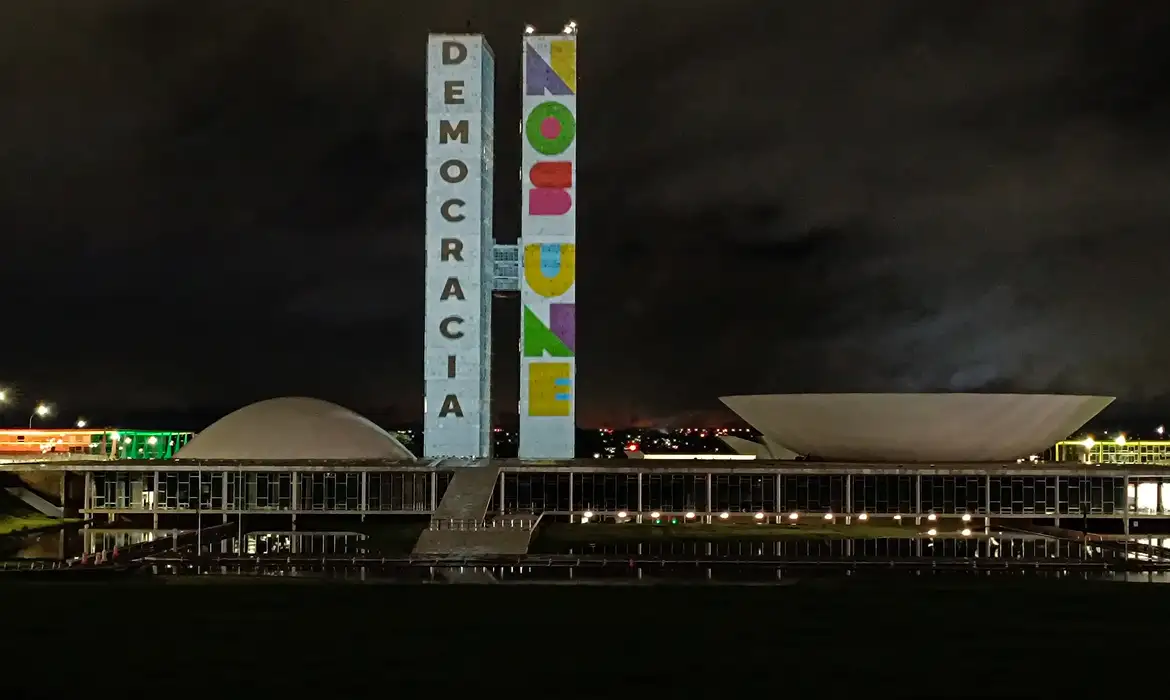 Congresso foi iluminado na noite de domingo com a frase "Democracia nos une"