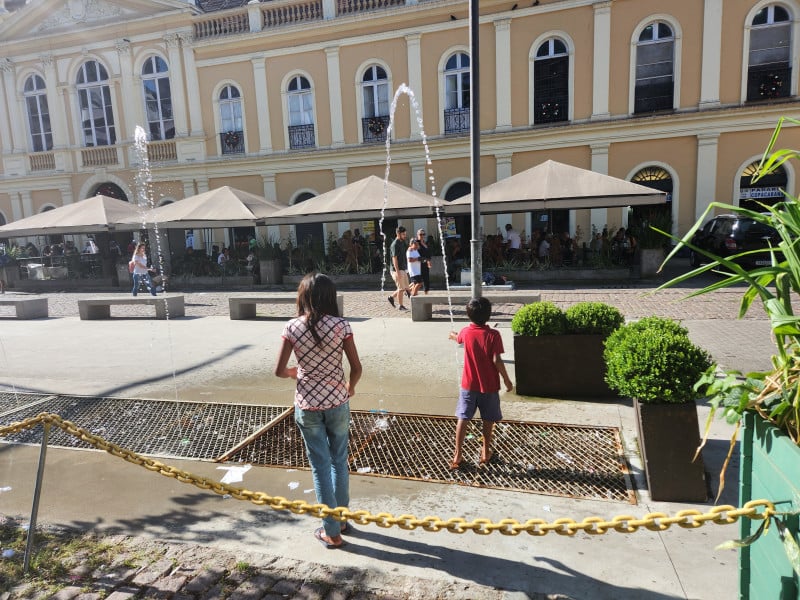 Criançada no chafariz do Largo Glênio Peres