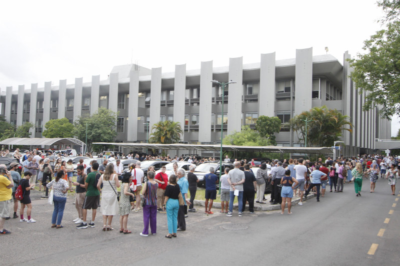 Número de participantes surpreendeu a prefeitura; eleitores passaram até cinco horas em pé para votar