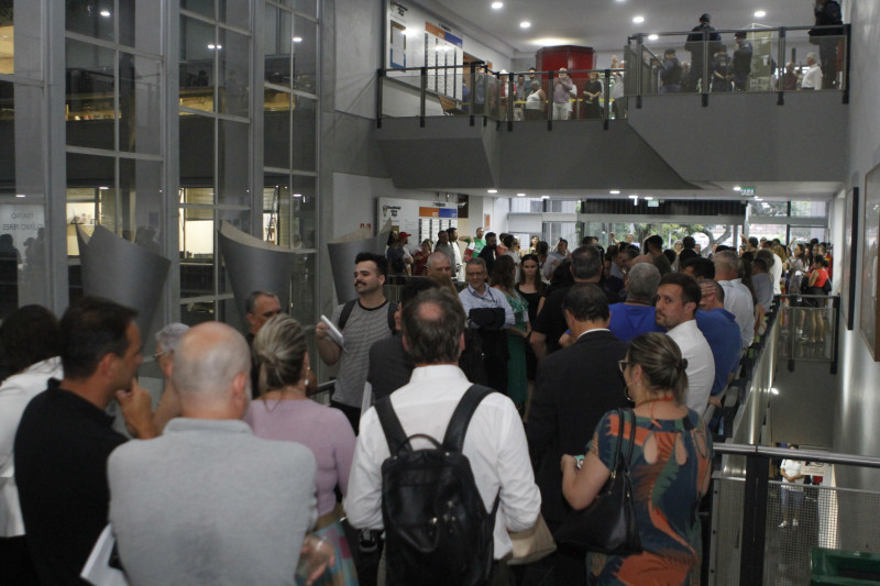 Longas filas e espera de horas para votar geraram reclamação do público