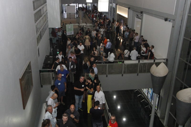 Filas ocuparam os três andares da Câmara de Vereadores
