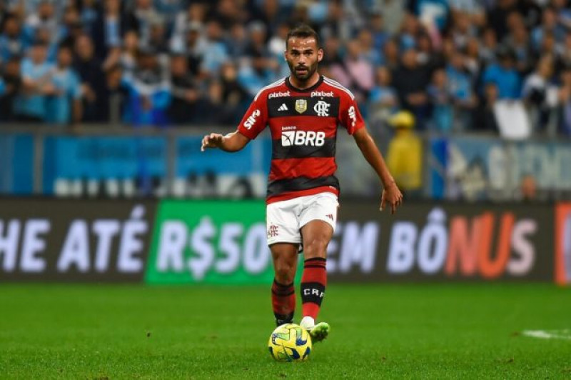 Inter se aproxima do volante Thiago Maia, do Flamengo