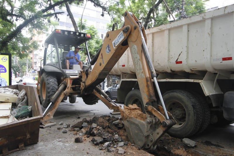 Obras para troca de tubulação de água ocorrem no Bom Fim (foto), Independência e Centro Histórico