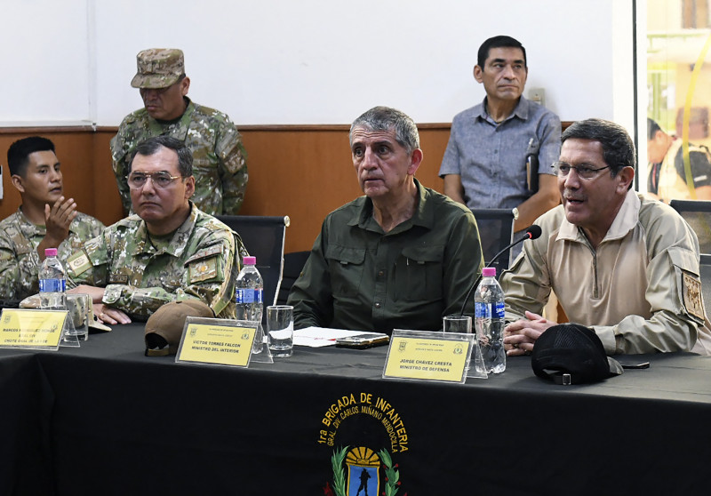 Ministros peruanos avaliam reforço militar na região peruana de Tumbes, na fronteira com o Equador