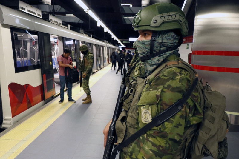 Ex&eacute;rcito foi &agrave;s ruas equatorianas para dar seguran&ccedil;a &agrave; popula&ccedil;&atilde;o 