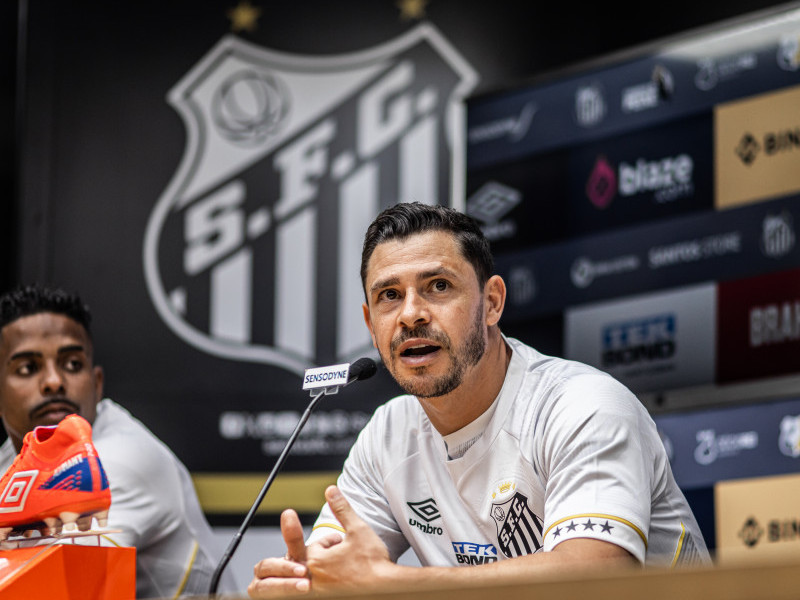 Giuliano assinou contrato de um ano com o Santos