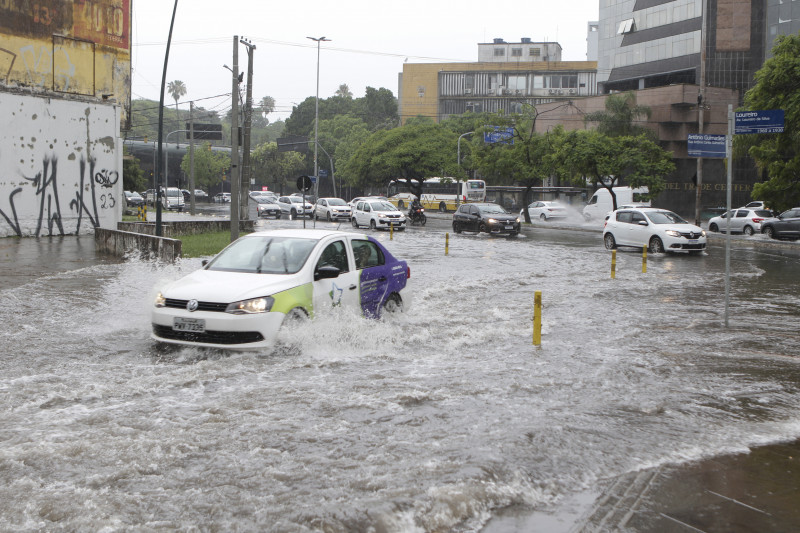 Cruzamento entre Antônio Carlos Guimarães e  Avenida Loureiro da Silva ficou completamente alagado