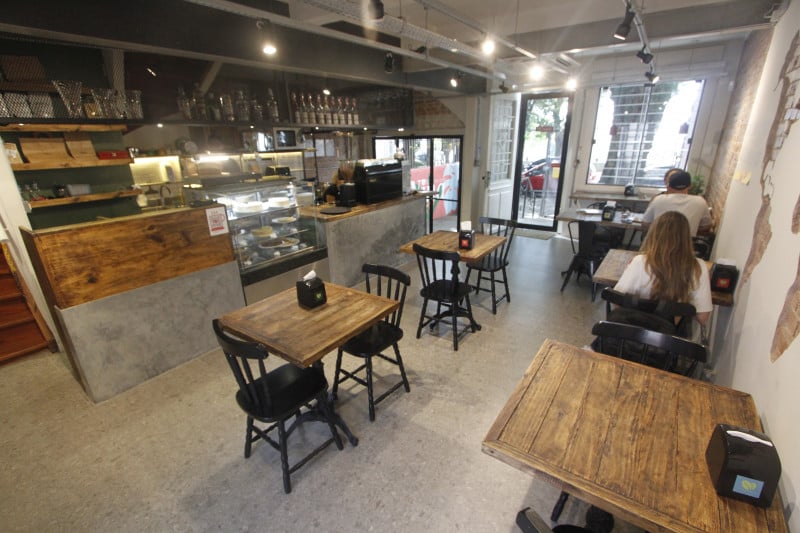 Nina Caf&eacute; de Casa foi pensado para oferecer um ambiente aconchegante  Foto: EVANDRO OLIVEIRA/JC