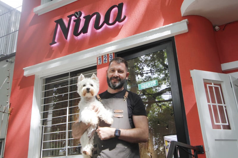 Carlos Eduardo dos Santos &eacute; o empreendedor no Nina Caf&eacute;, espa&ccedil;o que leva o nome da sua cadela Foto: EVANDRO OLIVEIRA/JC