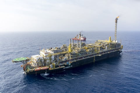 Petróleo fecha em leve queda com Oriente Médio e Ucrânia no radar